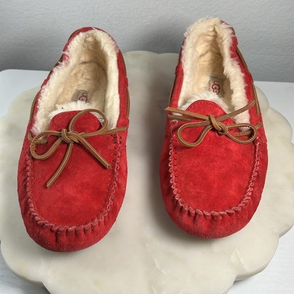 UGG Sheepskin Slippers Shearling Moccasins Red Suede Slip On Loafers Dakota - Picture 4 of 12